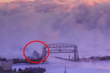 美国天气反常 明尼苏达州港口现云雾“吞噬”油轮