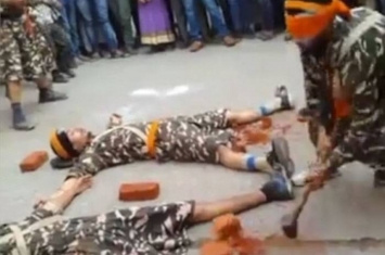 印度3名男子躺在地上亡命演出 蒙眼男重锤击头边砖