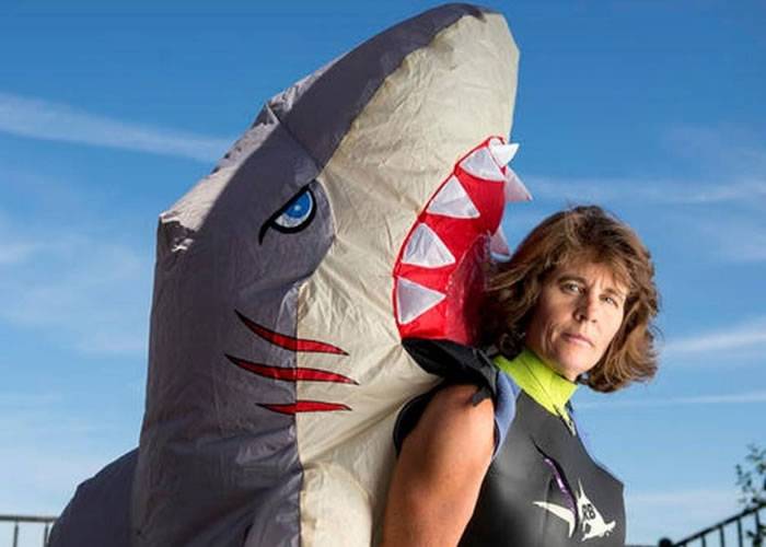 美国女子险遭鲨鱼咬死 康复后反为鲨鱼护航