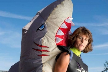 美国女子险遭鲨鱼咬死 康复后反为鲨鱼护航