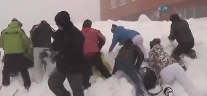 土耳其滑雪场经理受访懒理身后雪崩