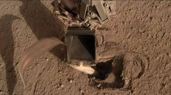 NASA“洞察号”火星着陆器借助机械臂推动“鼹鼠”的尝试取得新进展