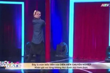 柬埔寨NTV 7电视台版《中国达人秀》：男子用手扭头180度后又回正