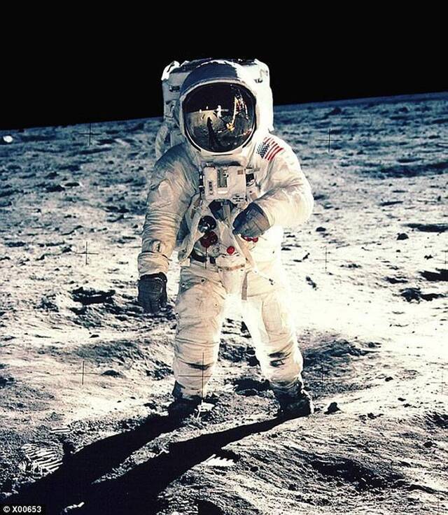 美国前宇航员奥尔德林客串做模特儿 称与月球漫步一样容易