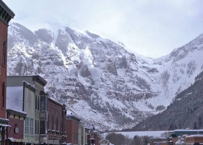 美国科罗拉多州小镇特柳赖德炸山 人工雪崩好壮观