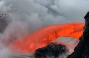 美国夏威夷游客乘船游览 巧遇熔岩大量涌出