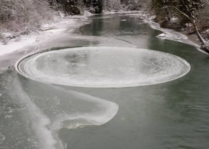 美国华盛顿州湖面现完美冰圈 美妙自转助人平静心灵