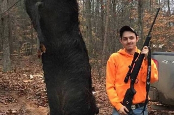 美国少年猎杀250kg野猪 破维珍尼亚州纪录