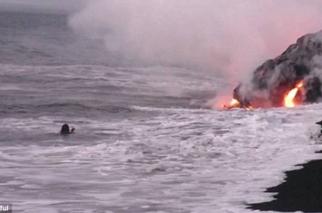 火山岩浆流入海中 美国夏威夷男子旁边游泳自拍