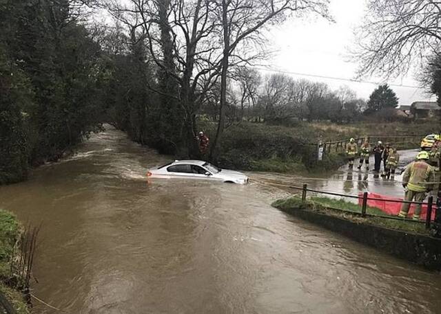 错信卫星导航 英国威尔斯男子驾车闯河道被困