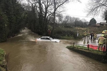 错信卫星导航 英国威尔斯男子驾车闯河道被困