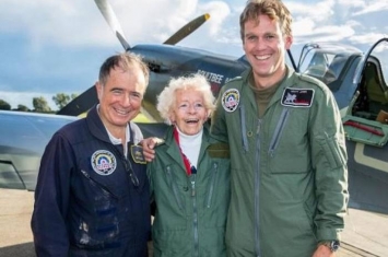 英国百岁二战女机师 驾战机翱翔天际庆生日