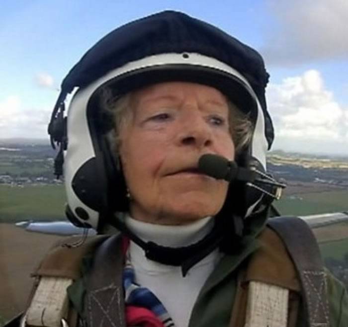 英国百岁二战女机师 驾战机翱翔天际庆生日