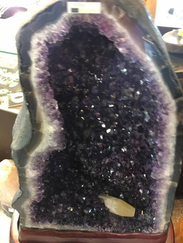 紫水晶洞到底是天然还是人工制造出来的？
