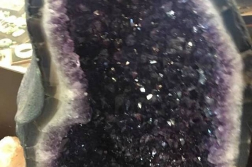 紫水晶洞到底是天然还是人工制造出来的？