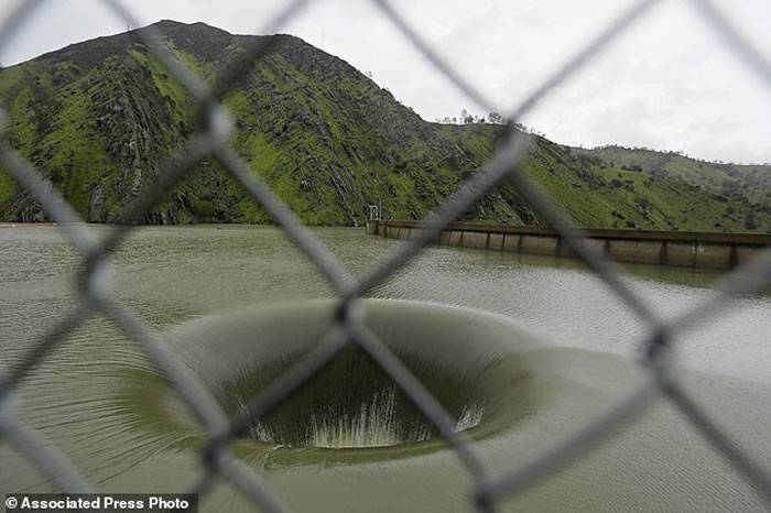 美国加州久旱后终于降暴雨 伯耶萨湖出现巨型漩涡黑洞