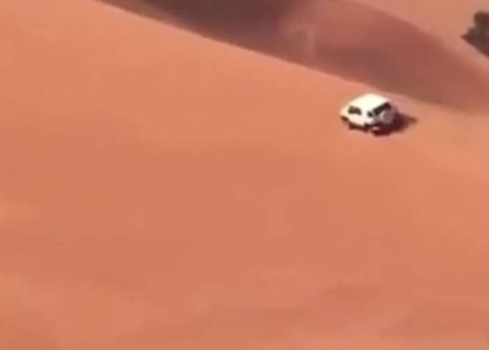 沙特阿拉伯沙漠越野车失控从沙丘滚下 两人被抛出
