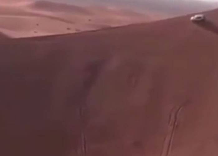 沙特阿拉伯沙漠越野车失控从沙丘滚下 两人被抛出