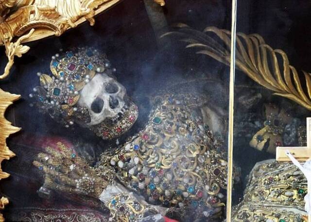 德国慕尼黑附近巴伐利亚教堂尊奉着2000年历史骸骨 镶宝石穿黄金衣