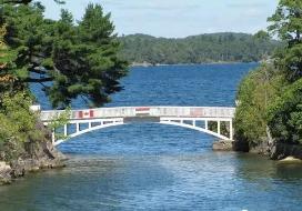 世界上最短的跨国桥，却只是富豪前往自己后花园的路(桥长9.7米)