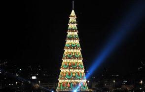 世界上最大的圣诞树。巴西热内卢重542吨高85米圣诞树漂浮在湖上