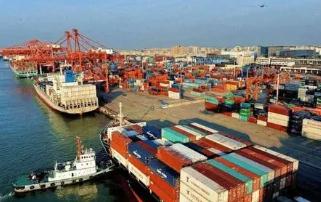 世界上最繁忙的港口，上海港货物吞吐量位于世界第一（规模庞大）