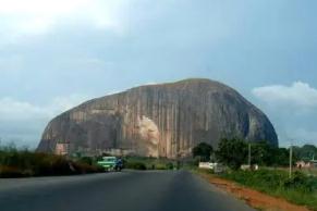 世界上最大的巨石，享有“阿布贾的门户”之称（祖玛岩）