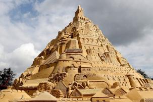 世界上最高的沙雕城堡16.68米，用3500吨沙子打造的精美艺术品史