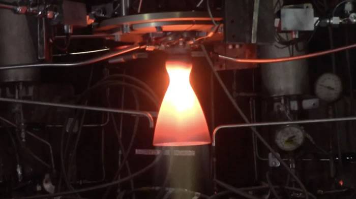 NASA和推进器开发公司Frontier Aerospace在真空舱内对推进器原型进行高温测试