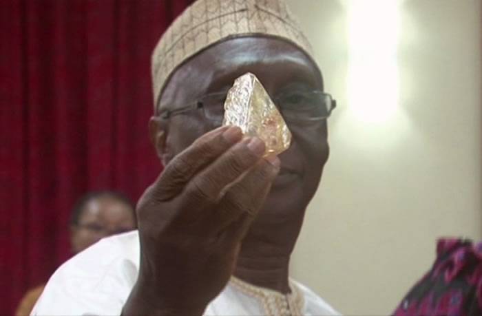 塞拉利昂牧师获700卡巨钻 部分收益赠国家
