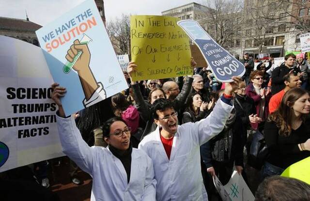美国科学家大集会抗议科学研究日益受威胁
