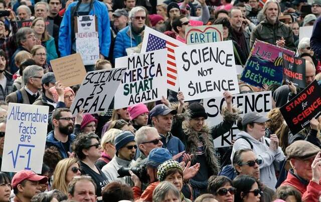美国科学家大集会抗议科学研究日益受威胁