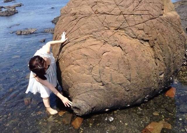 日本熊本县景点“乳房岩石” 据说女性摸了胸部会变大
