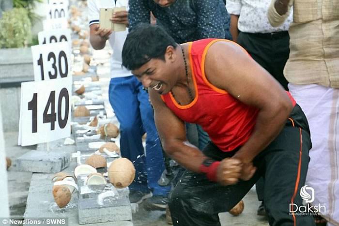 印度喀拉拉特邦大力士Abeesh Dominic1分钟击碎124个椰子刷新世界纪录