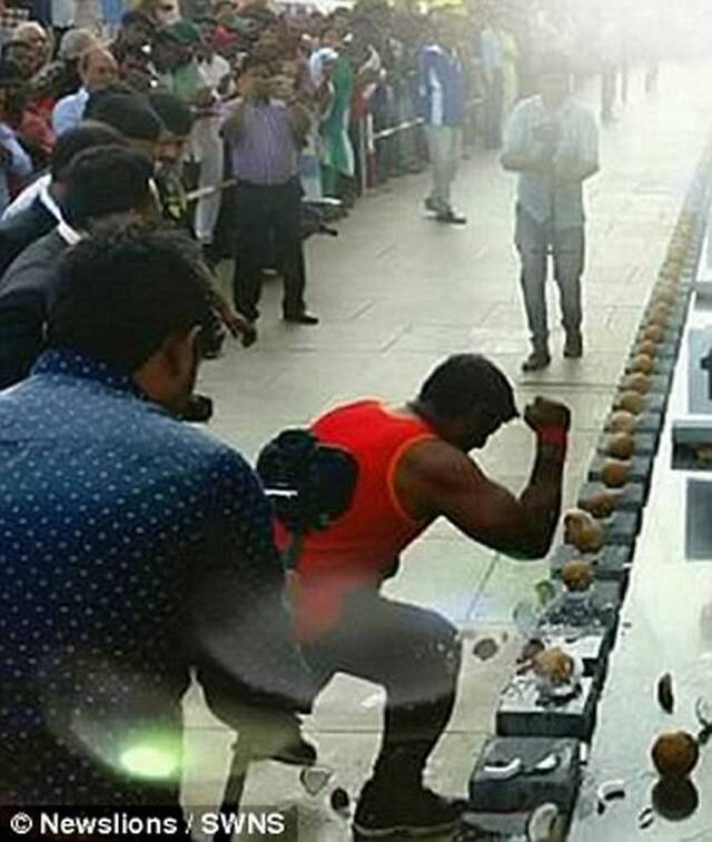 印度喀拉拉特邦大力士Abeesh Dominic1分钟击碎124个椰子刷新世界纪录