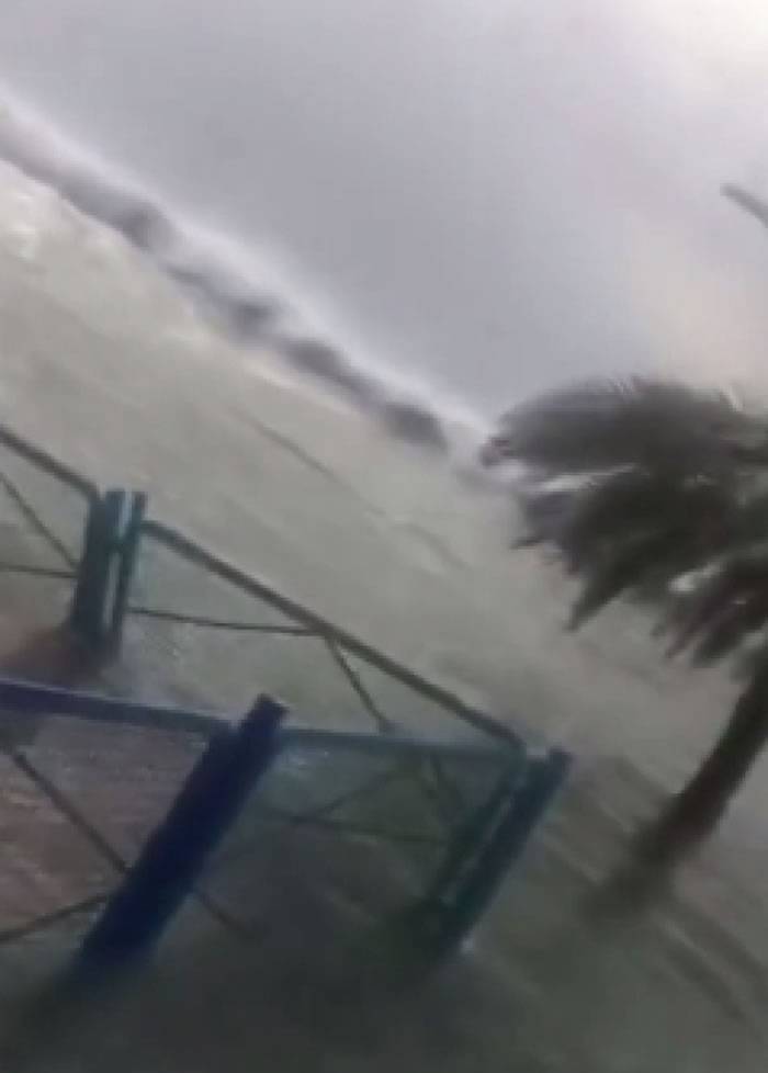 伊朗南部布什尔省港口城市3米巨浪来袭 一死5失踪