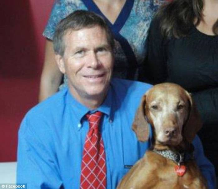 美国维吉尼亚男子将重病发作的15岁老狗带到沙滩直接枪杀