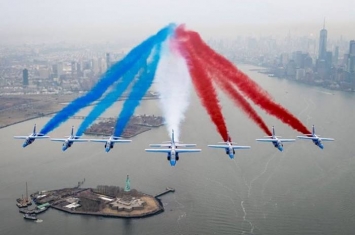 为纪念美国参加第一次世界大战100周年 法国空军飞行表演队在纽约作飞行表演