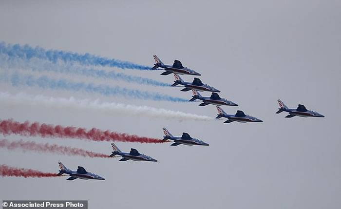 为纪念美国参加第一次世界大战100周年 法国空军飞行表演队在纽约作飞行表演