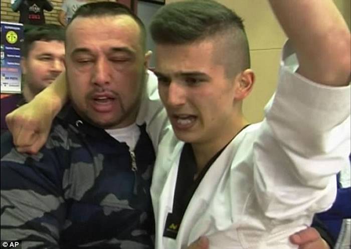 波斯尼亚16岁跆拳道黑带少年35秒内以前空翻用头撞破111块混凝土板破纪录