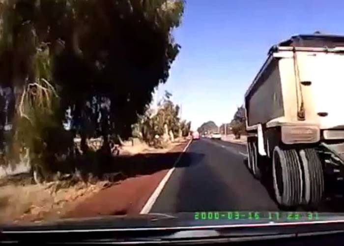 澳洲货柜车拖架行驶中突然甩掉 险撞对面线汽车