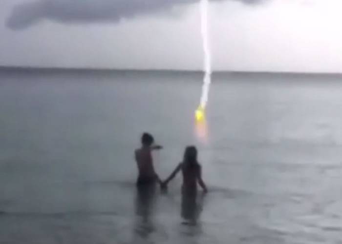 风暴雷电袭击澳洲珀斯 大胆男女嬉水懒理雷劈海中