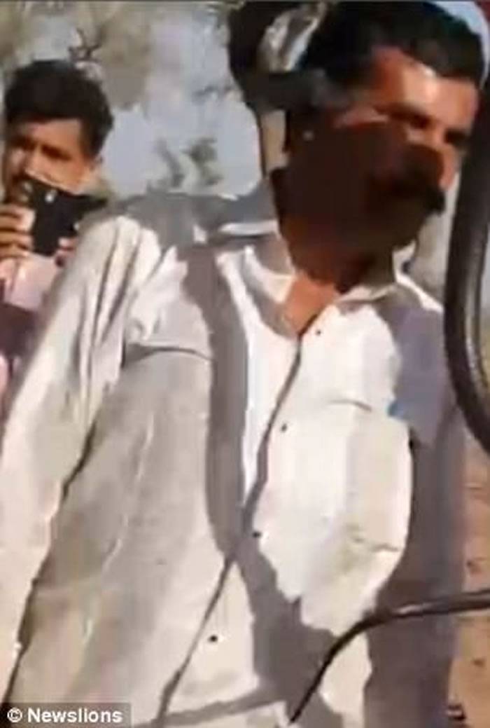 印度男子跟眼镜蛇拍照被咬身亡 惊险过程全被拍下
