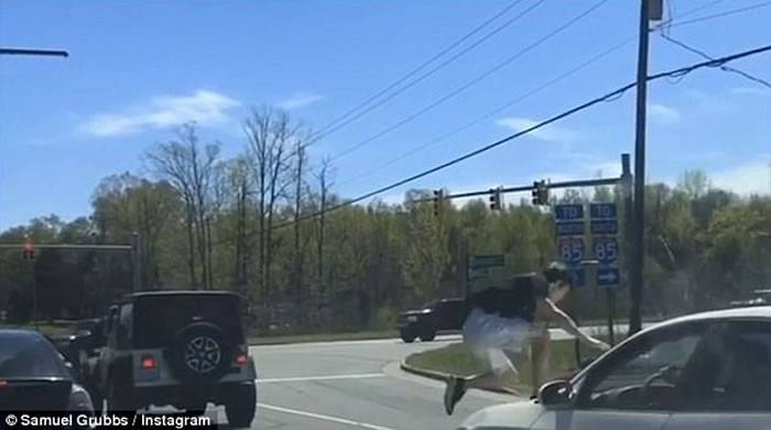 美国北卡罗莱纳州青年恶玩“红灯棒球” 击中后跳上别人车顶庆祝
