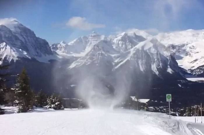 加拿大艾伯塔省滑雪客无所畏惧潇洒滑向雪龙卷