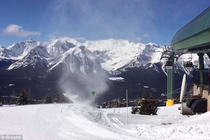 加拿大艾伯塔省滑雪客无所畏惧潇洒滑向雪龙卷
