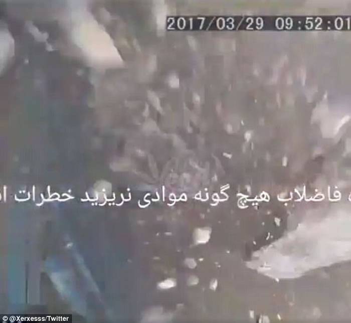 伊朗男子把烟蒂丢入水沟内引发爆炸 整个人被炸飞