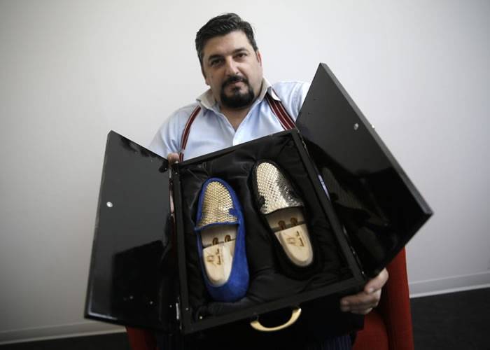 意大利鞋匠制造出全球首款24K黄金鞋 售价高达2.5万欧元