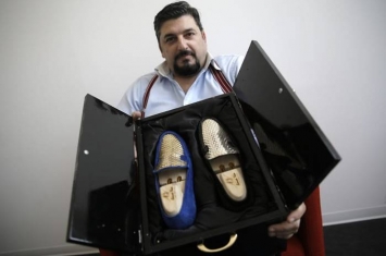 意大利鞋匠制造出全球首款24K黄金鞋 售价高达2.5万欧元