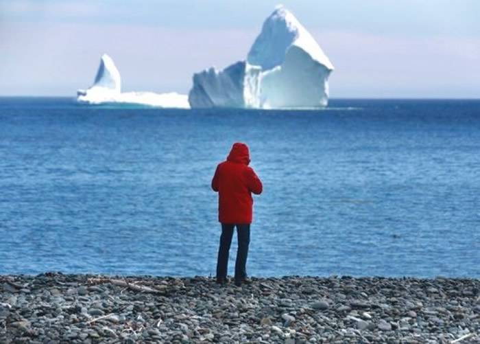 加拿大纽芬兰小镇新景点 45米巨型冰山停靠岸边